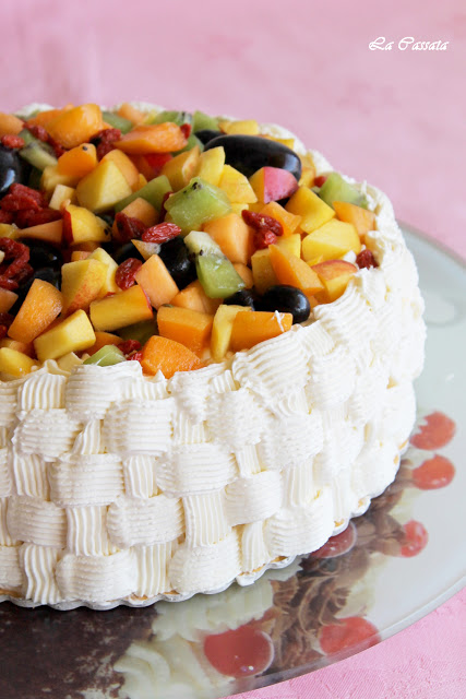 Gâteau sans gluten avec chantilly à la vanille et fruits - La Cassata Celiaca