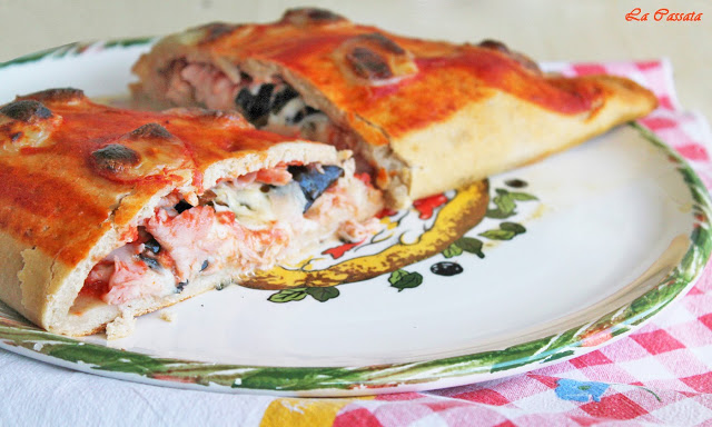 Pizza calzone con mozzarella, prosciutto e melanzane fritte senza glutine - La Cassata Celiaca