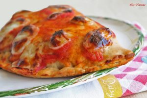 Pizza calzone con mozzarella, prosciutto e melanzane fritte senza glutine - La Cassata Celiaca Pizza calzone con mozzarella, prosciutto e melanzane fritte senza glutine - La Cassata Celiaca