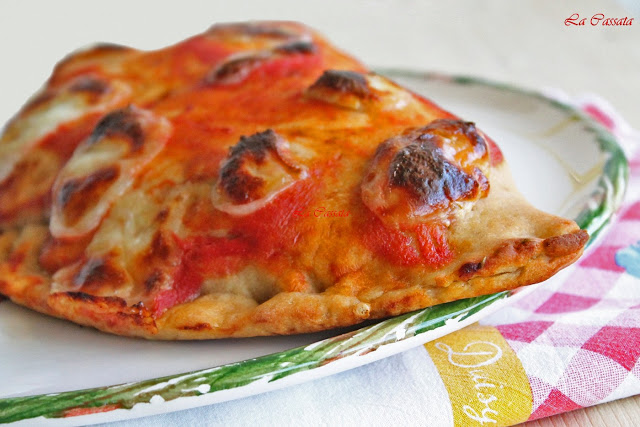 Pizza calzone con mozzarella, prosciutto e melanzane fritte senza glutine - La Cassata Celiaca