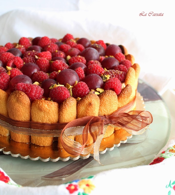 Charlotte sans gluten à la crème et aux fruits de bois - La Cassata Celiaca