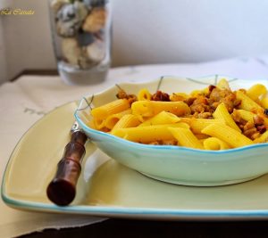 Pâtes avec saucisse et safran sans gluten - La Cassata Celiaca