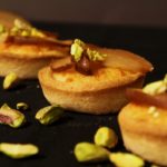Crostatine con crema frangipane e pere sciroppate al Moscato d'Asti - La Cassata Celiaca