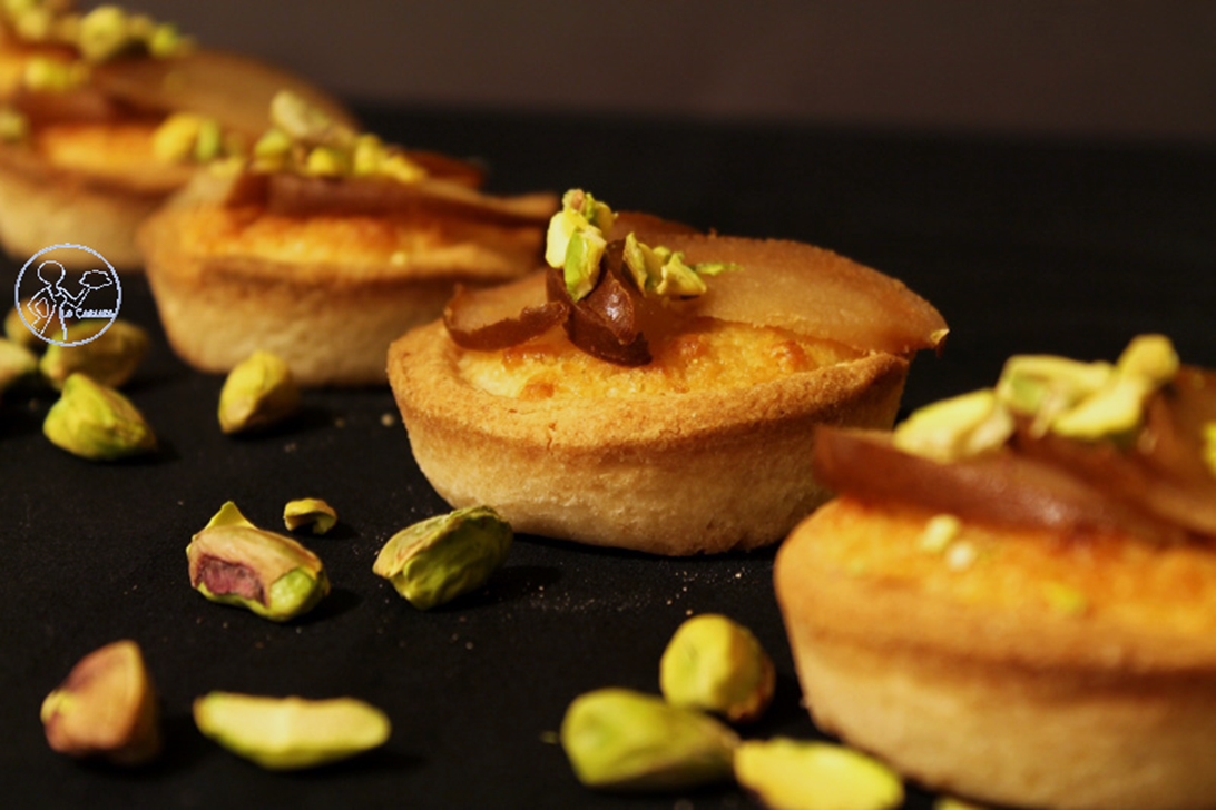 Crostatine con crema frangipane e pere sciroppate al Moscato d'Asti - La Cassata Celiaca