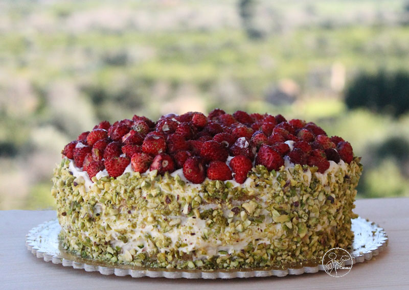 Torta al pistacchio con chantilly e fragoline - La Cassata Celiaca