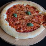 Pizza marinara con bordi ripieni