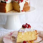Torta allo yogurt con salsa allo yogurt e fragoline
