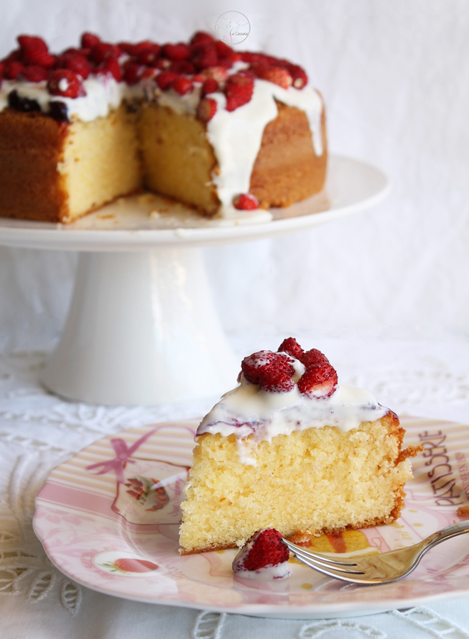 Torta allo yogurt con salsa allo yogurt e fragoline