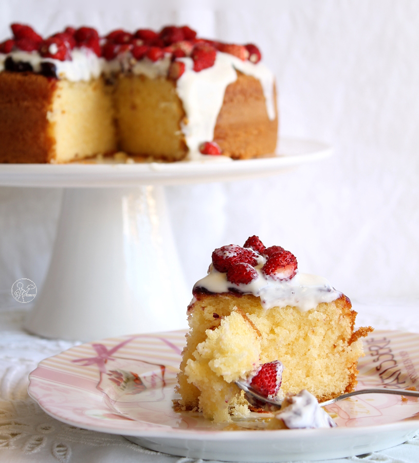 Gâteau au yaourt avec sauce au yaourt et fraises de bois - La Cassata Celiaca Gâteau au yaourt avec sauce au yaourt et fraises de bois - La Cassata Celiaca