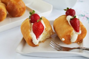 Babà au rhum avec crème fleurette et fraises - La Cassata Celiaca 