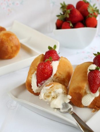 Babà au rhum avec crème fleurette et fraises - La Cassata Celiaca