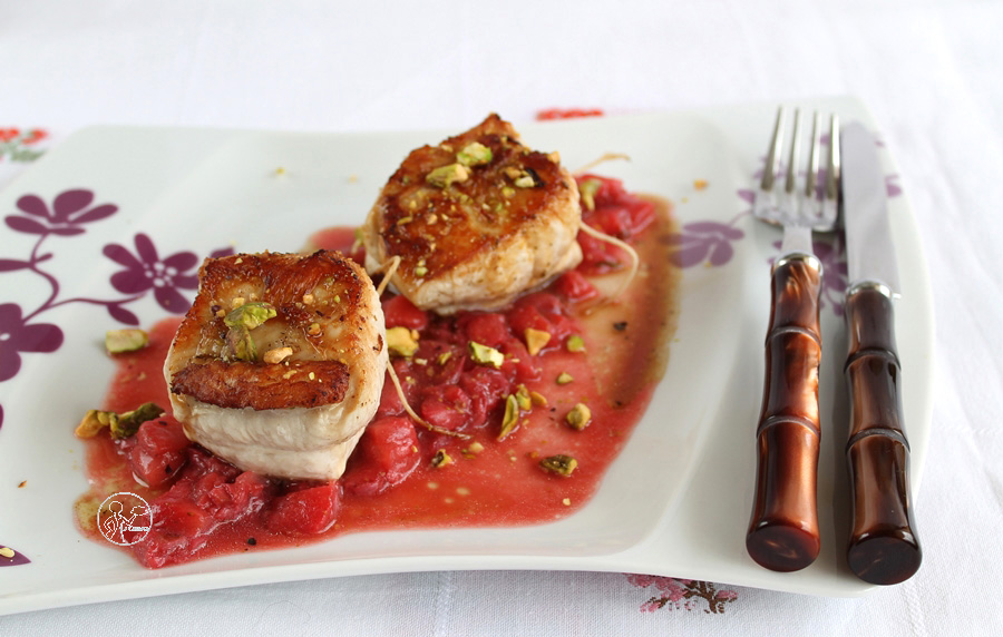 Medaglioni di tacchino con composta di fragole Medaglioni di tacchino con composta di fragole