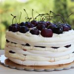 Gâteau meringué sans gluten avec chantilly et cerises- La Cassata Celiaca