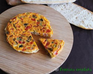 Bon mercredi. Voilà une superbe et légère omelette cuite au four, recette trouvée sur Cucina Moderna de août (pag. 37). On la goûte tiède ou froide avec du bon pain croustillant. Moi j'ai préparé ma ciabatta sans gluten et comme elle était très bonne je vais vous laisser la recette. Bonne journée et à bientôt. Omelette au four avec légumes - La Cassata Celiaca