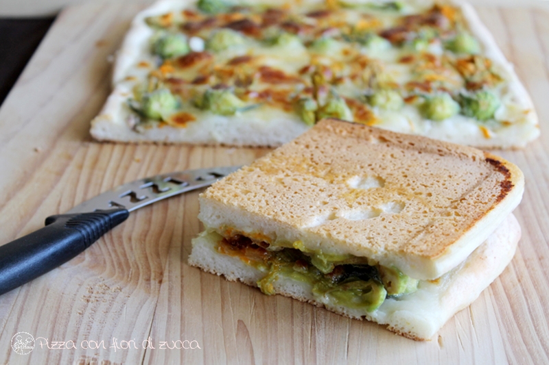 Pizza con i fiori di zucca (senza glutine) - La Cassata Celiaca Pizza con i fiori di zucca (senza glutine) - La Cassata Celiaca