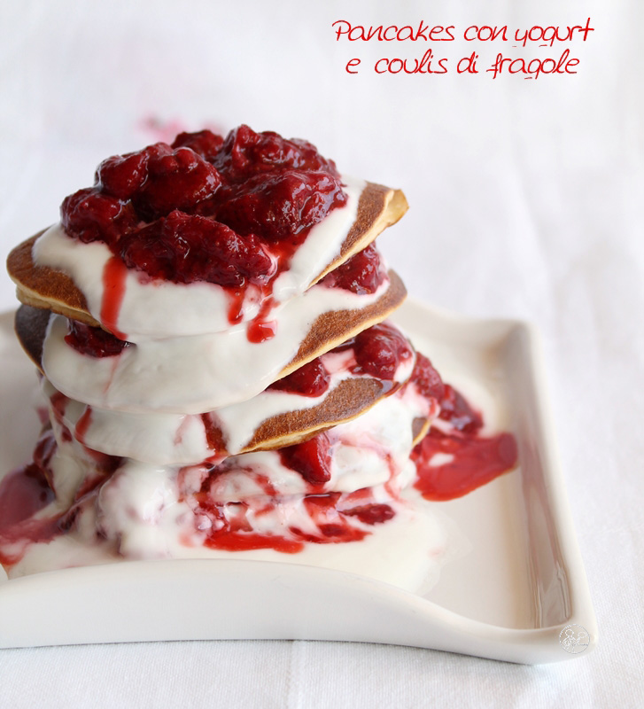 Pancakes au yaourt avec coulis de fraises sans sucre - La Cassata Celiaca