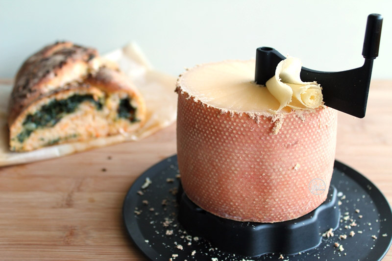 Treccia di pane alla zucca con bietole e Tête de Moine (senza glutine)