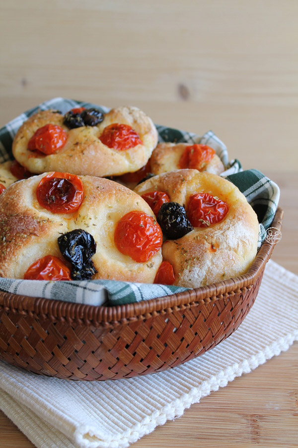 Focaccine con pomodorini e olive nere di NiMo - La Cassata Celiaca