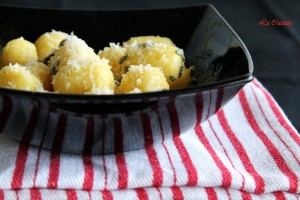Gnocchi di patate allo zafferano (la videoricetta) Gnocchi di patate allo zafferano (la videoricetta)
