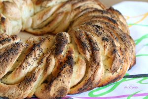 Pane intrecciato con miele di timo e semi di papavero senza glutine