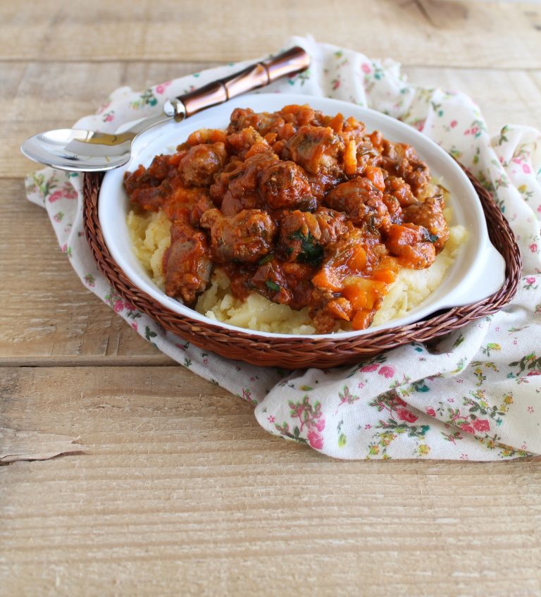 Polenta con stufato di salsiccia