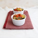 Insalata calda di riso, zucchine e pomodorini