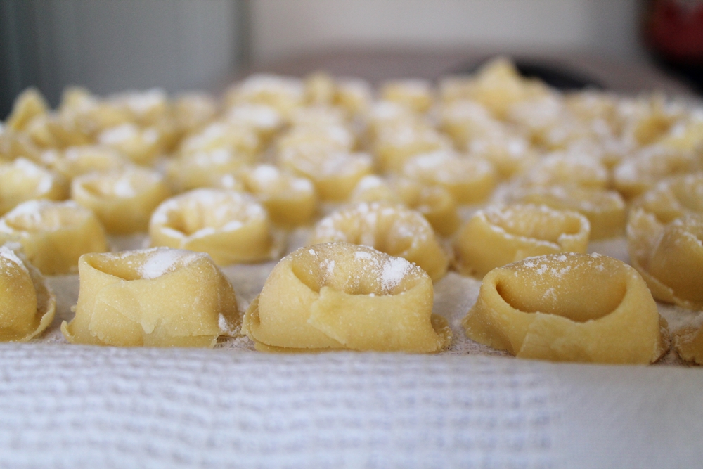 Tortelloni di speck con pesto di zucchine e noci - La Cassata Celiaca