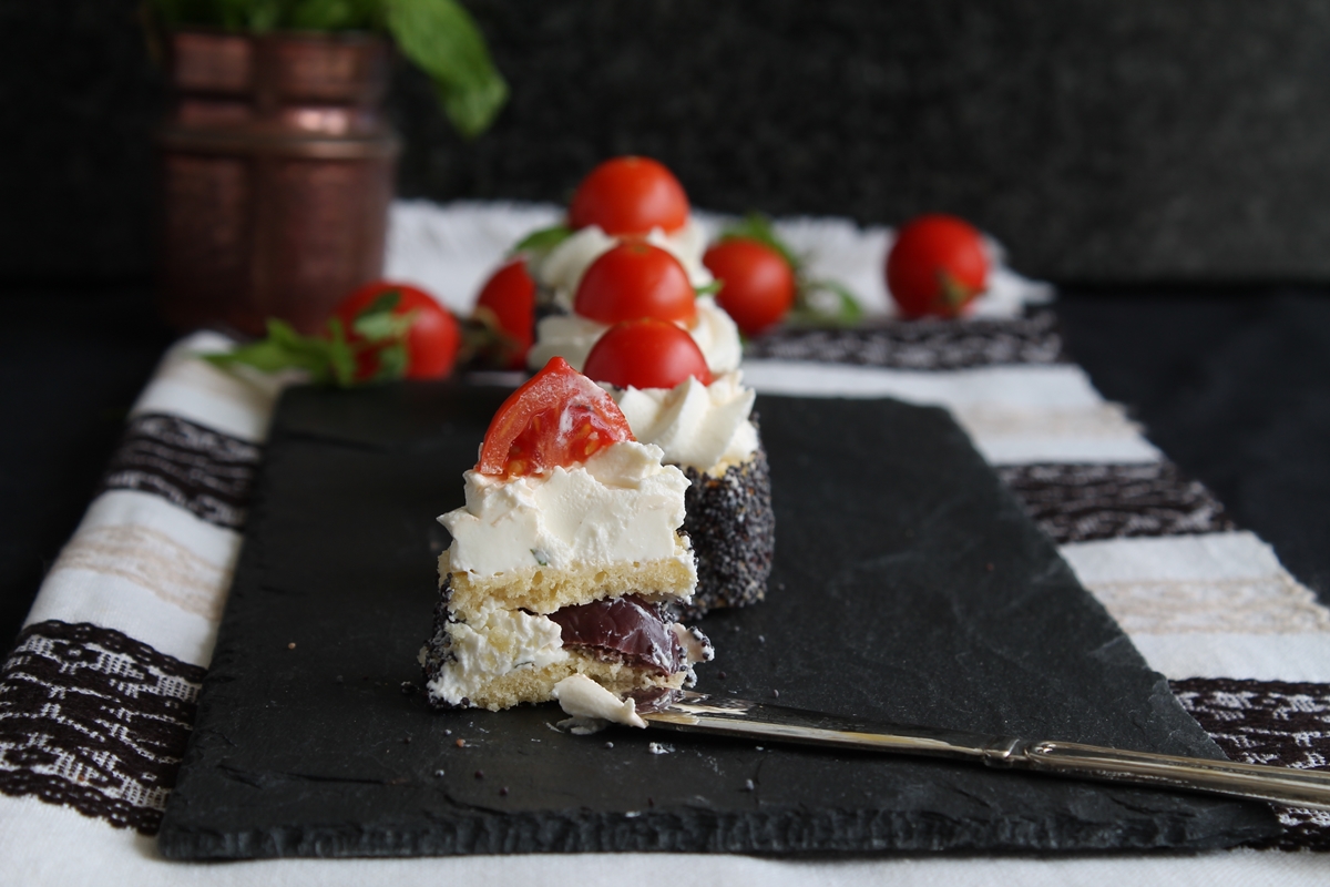Appetizer con crema di formaggio, pomodorini e menta - La Cassata Celiaca Appetizer con crema di formaggio, pomodorini e menta - La Cassata Celiaca
