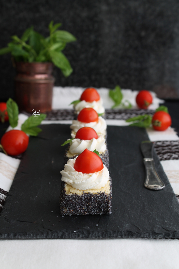 Appetizer con crema di formaggio, pomodorini e menta - La Cassata Celiaca Appetizer con crema di formaggio, pomodorini e menta - La Cassata Celiaca