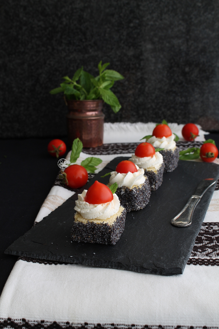 Appetizer con crema di formaggio, pomodorini e menta - La Cassata Celiaca Appetizer con crema di formaggio, pomodorini e menta - La Cassata Celiaca