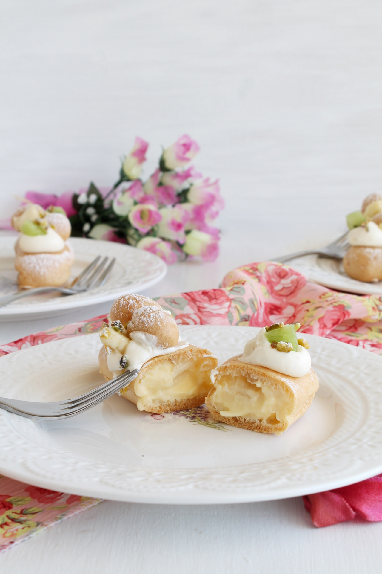 Eclairs con crema e frutta senza glutine - La Cassata Celiaca