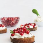 Bruschette con crema di formaggio e melagrana