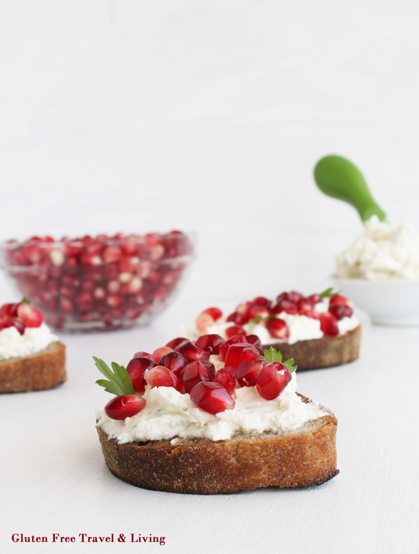 Bruschette con crema di formaggio e melagrana