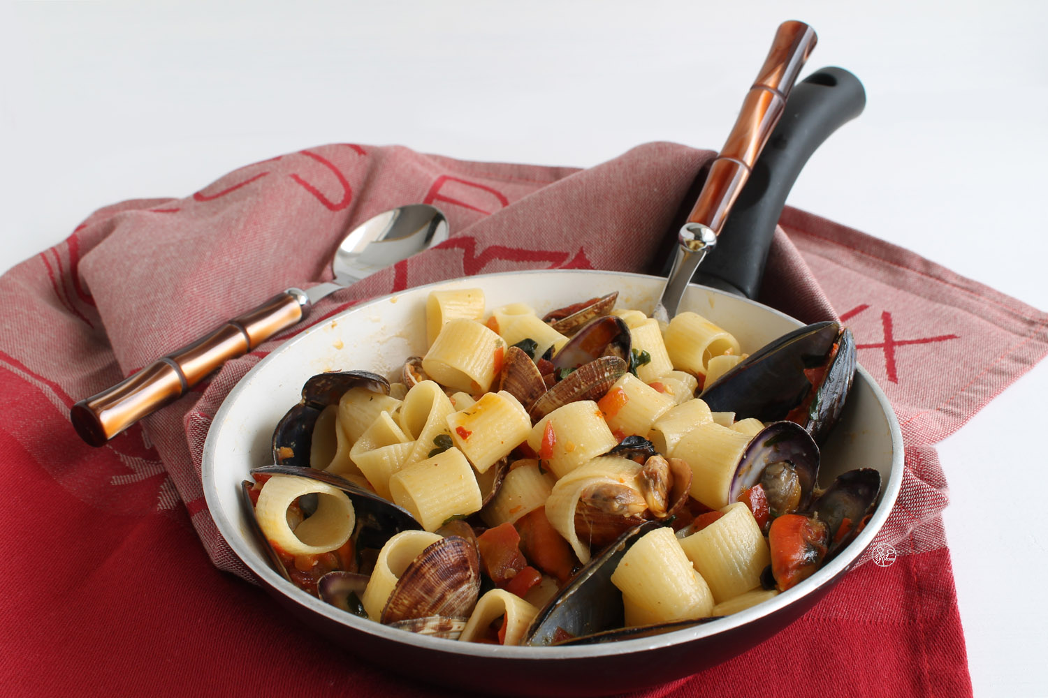 Calamarata con cozze e vongole - La Cassata Celiaca Calamarata con cozze e vongole - La Cassata Celiaca