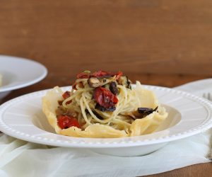 Spaghettis en gaufre de fromage sans gluten - La Cassata Celiaca