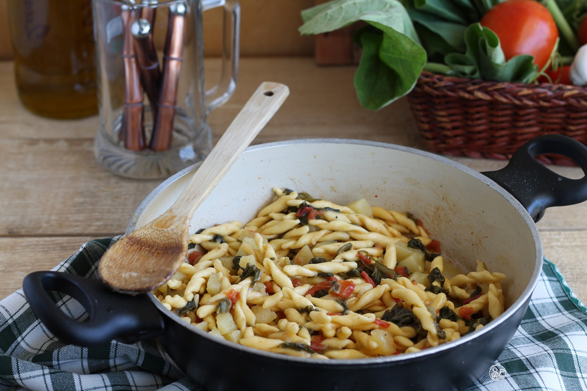 Strozzapreti risottati con tenerumi e patate, senza glutine - La Cassata Celiaca Strozzapreti risottati con tenerumi e patate, senza glutine - La Cassata Celiaca