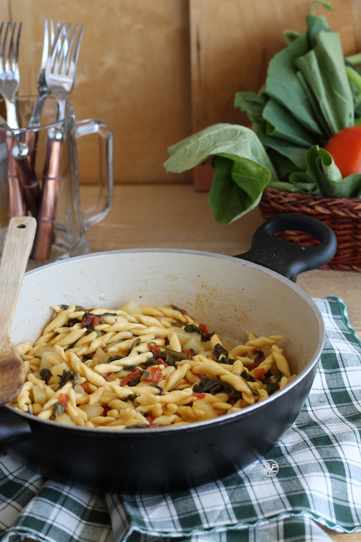 Strozzapreti risottati con tenerumi e patate, senza glutine - La Cassata Celiaca