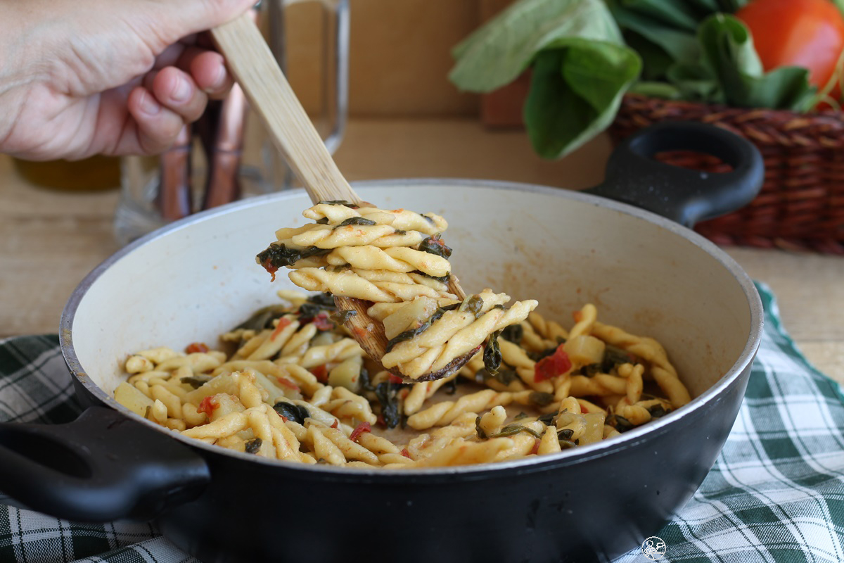 Strozzapreti risottati con tenerumi e patate, senza glutine - La Cassata Celiaca