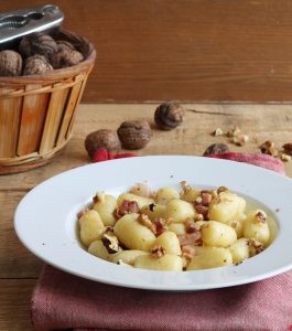 Gnocchis sans gluten avec speck et noix - La Cassata Celiaca Gnocchis sans gluten avec speck et noix - La Cassata Celiaca