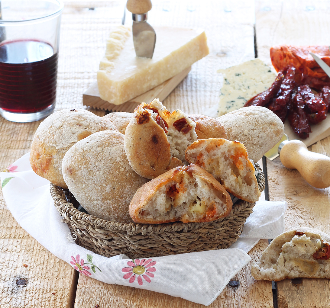 Panini rustici senza glutine con 'nduja e formaggio - La Cassata Celiaca Panini rustici senza glutine con 'nduja e formaggio - La Cassata Celiaca