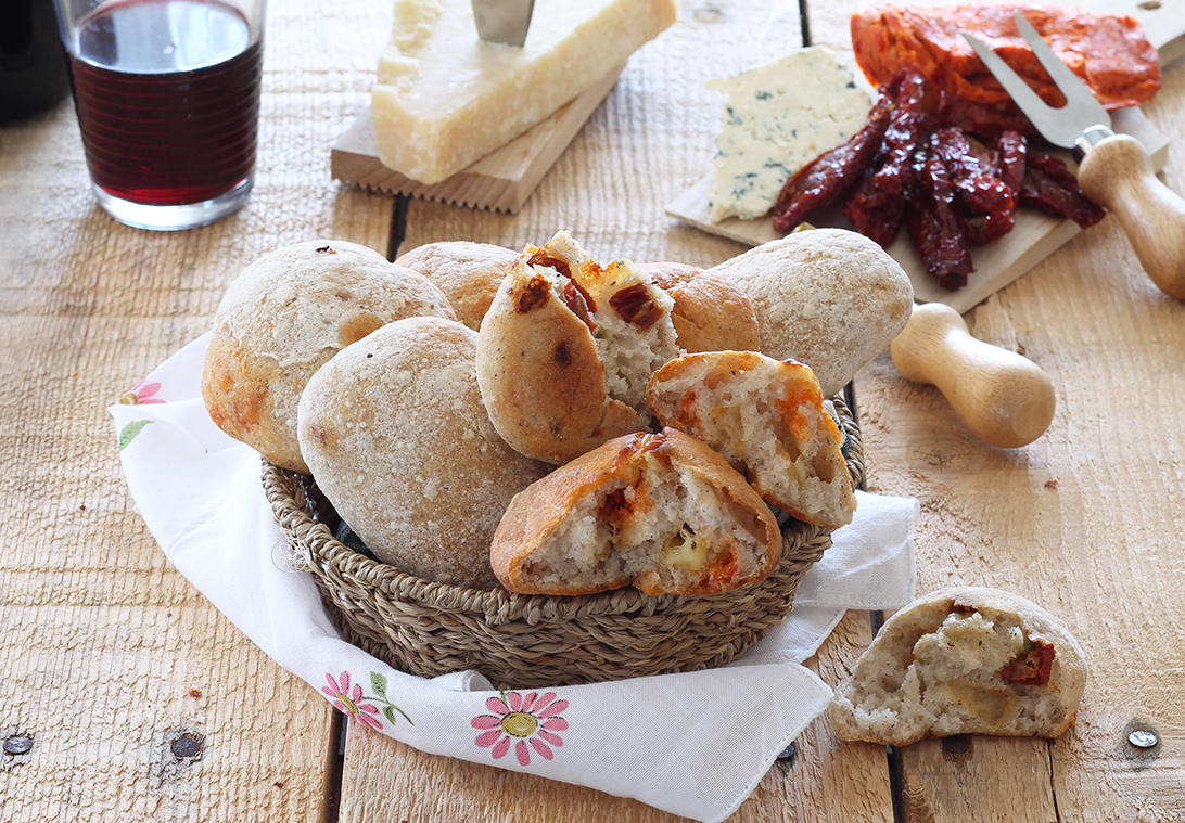 Panini rustici senza glutine con 'nduja e formaggio - La Cassata Celiaca Panini rustici senza glutine con 'nduja e formaggio - La Cassata Celiaca