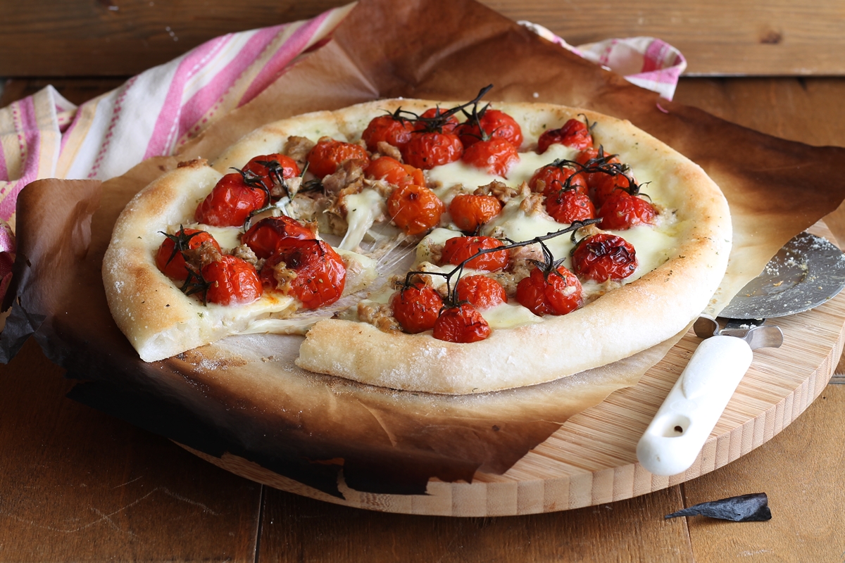 Pizza con pomodorini e tonno senza glutine - La Cassata Celiaca Pizza con pomodorini e tonno senza glutine - La Cassata Celiaca