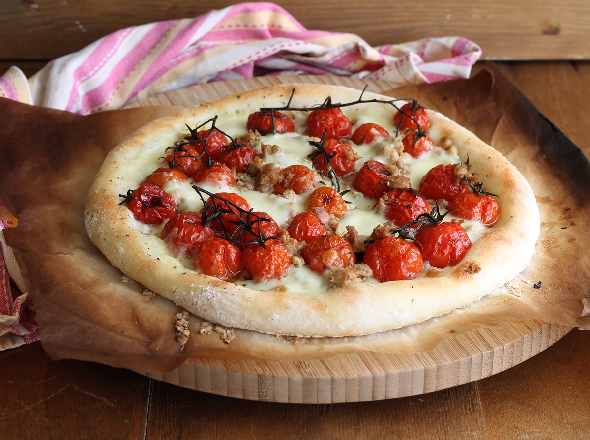 Pizza con pomodorini e tonno senza glutine - La Cassata Celiaca Pizza con pomodorini e tonno senza glutine - La Cassata Celiaca