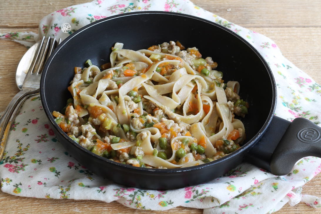 Tagliatelle con ragù di salsiccia e verdure - La Cassata Celiaca Tagliatelle con ragù di salsiccia e verdure - La Cassata Celiaca
