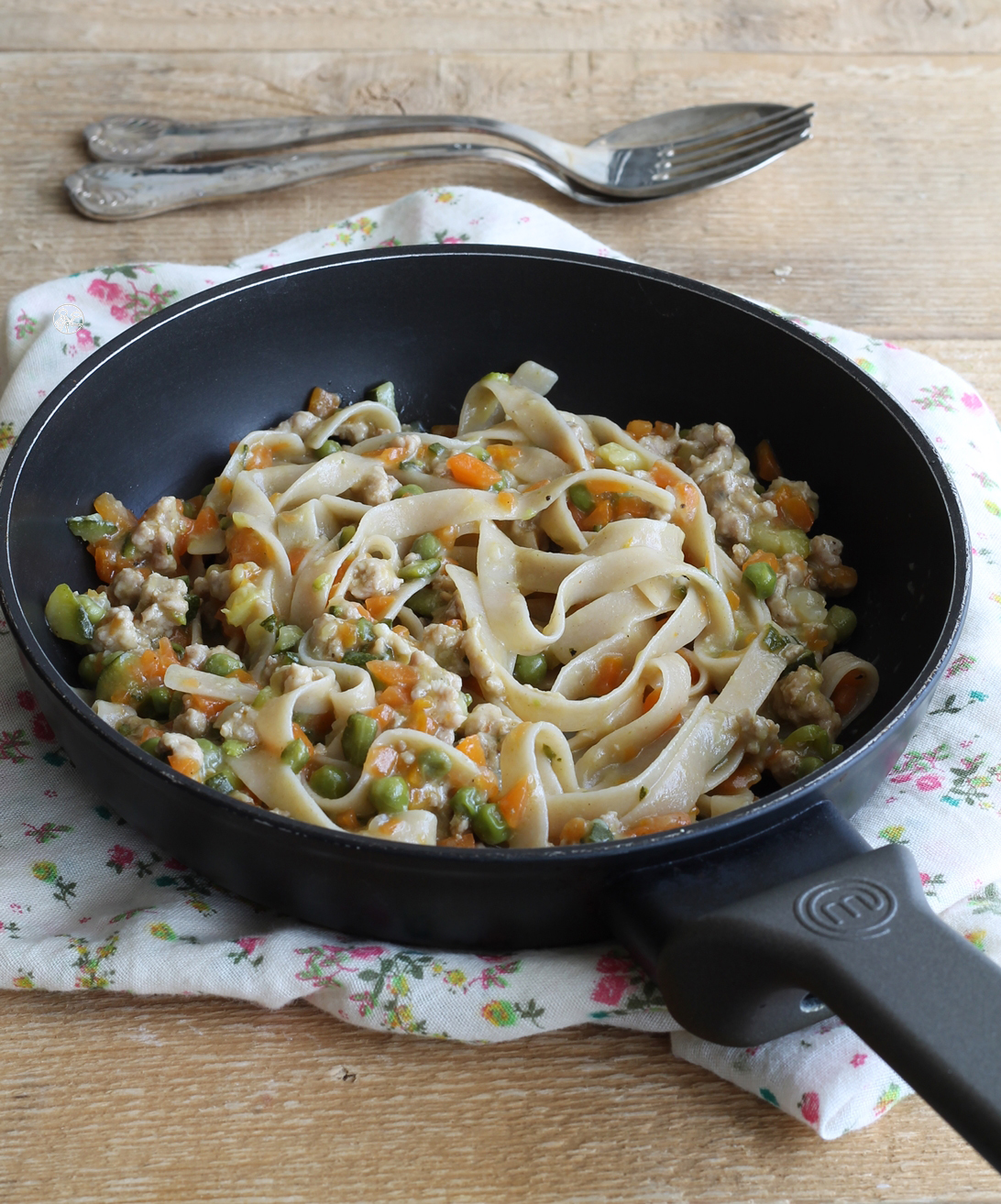 Tagliatelle con ragù di salsiccia e verdure - La Cassata Celiaca Tagliatelle con ragù di salsiccia e verdure - La Cassata Celiaca