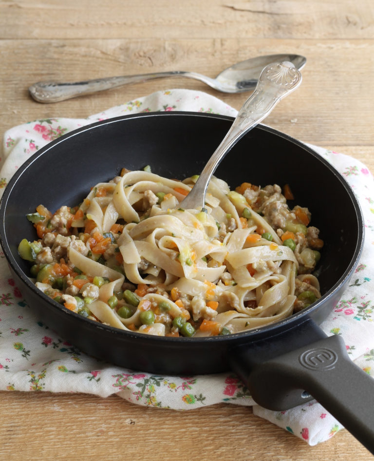 Tagliatelle con ragù di salsiccia e verdure - La Cassata Celiaca