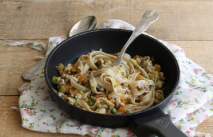 Tagliatelle con ragù di salsiccia e verdure - La Cassata Celiaca