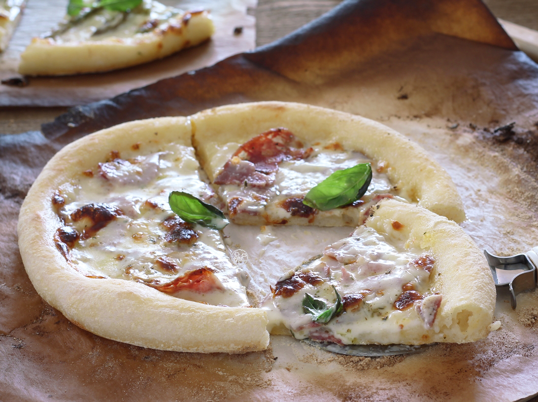 Pizza senza glutine con stracchino e salame - La Cassata Celiaca Pizza senza glutine con stracchino e salame - La Cassata Celiaca