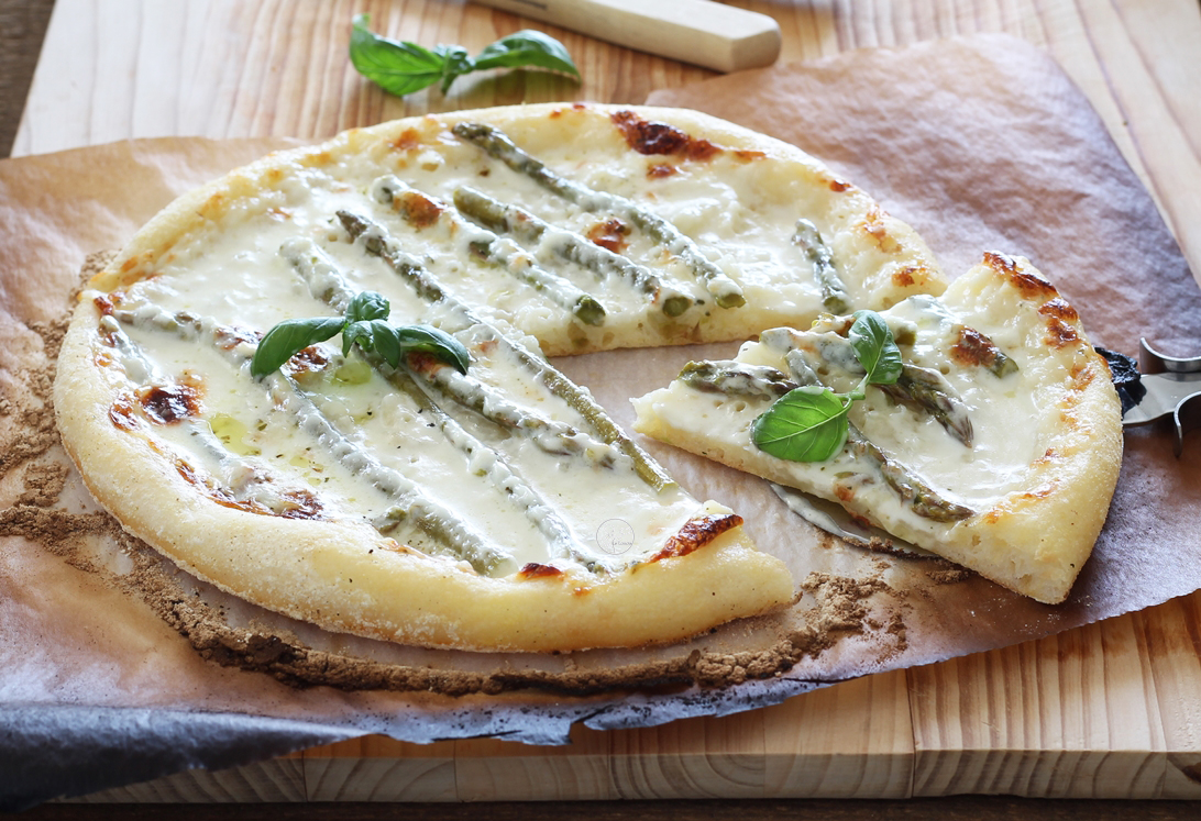 Pizza senza glutine con stracchino e asparagi - La Cassata Celiaca
