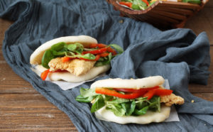 Bao sandwich sans gluten avec poulet et mâche - La Cassata